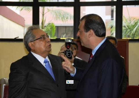 Omar mantém  conversa reservada com Amazonino Mendes